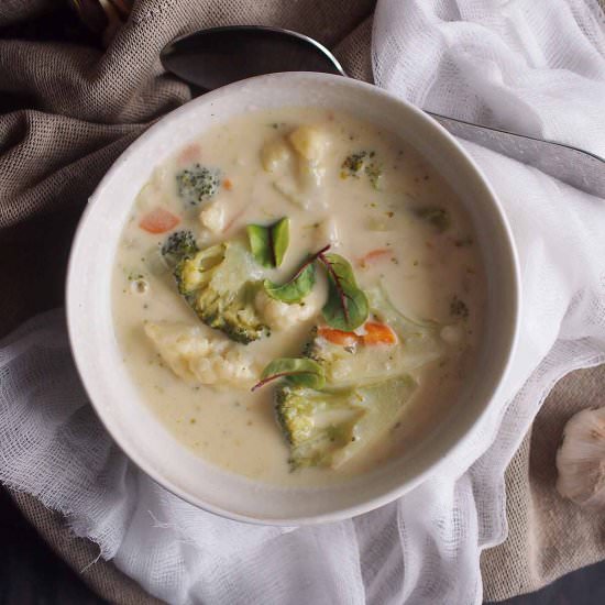 Cheesy cauliflower and broccoli soup