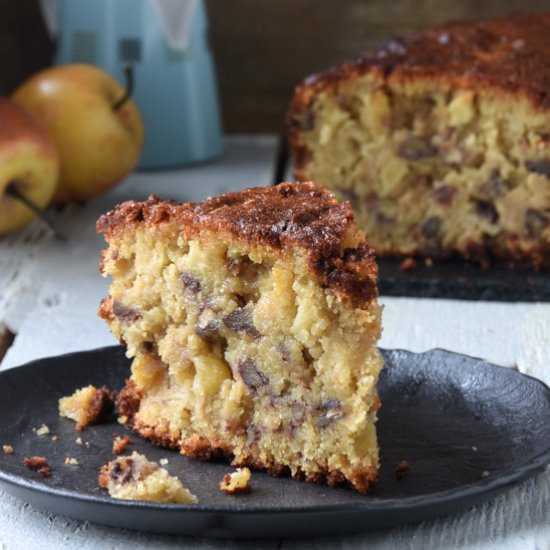 Sponge cake with apples and nuts