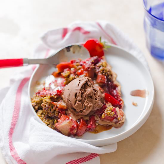 Strawberry Rhubarb Pie with Crisp