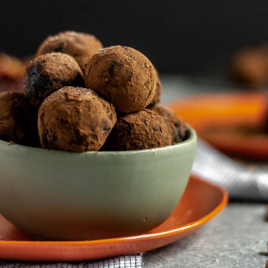 Cocoa Dusted Pecan Date Balls