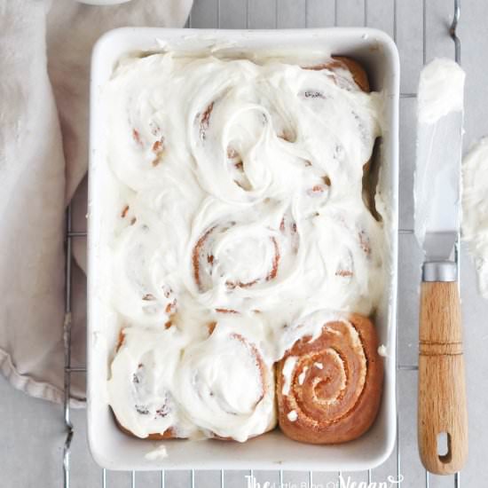 Vegan vanilla cinnamon rolls