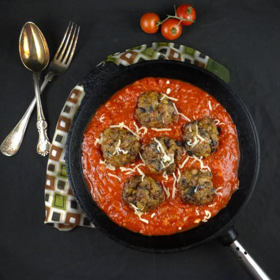 Mushroom meatballs in tomato sauce