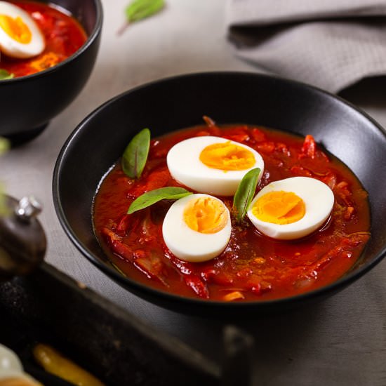 Eggs in tomato and pepper sauce
