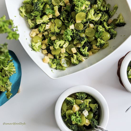 Broccoli, grapes & Gouda salade