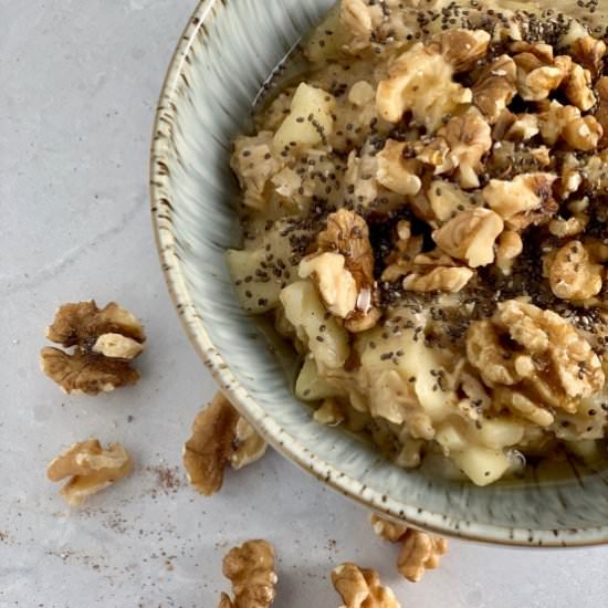 Homemade Apple Cinnamon Oatmeal