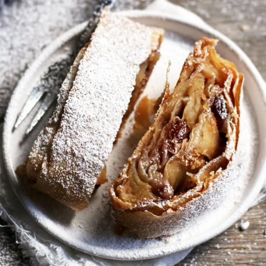 Flaky apple strudel dough