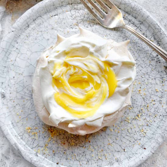 Mini pavlovas with tangerine curd