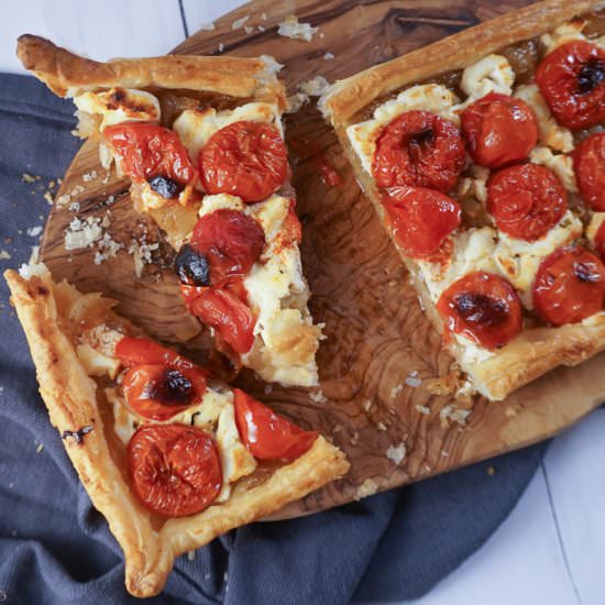 Onion, Goat cheese & Roasted Tomato