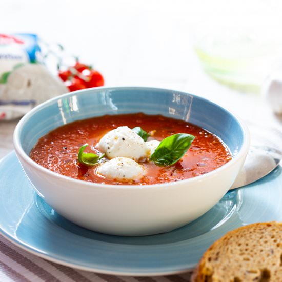 Tomato caprese soup