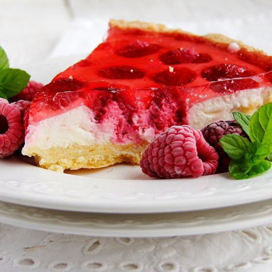 Tart with mascarpone and raspberry