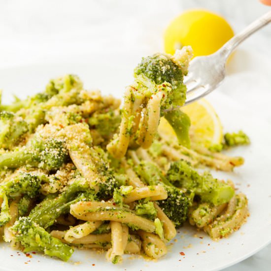Vegan garlicky broccoli pasta