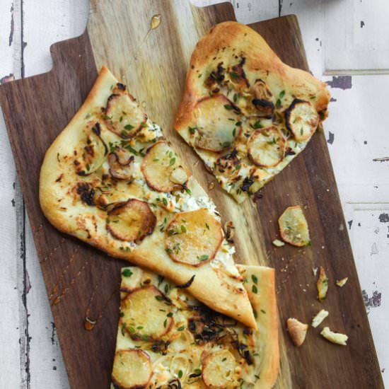 Pizza with goat cheese, pears