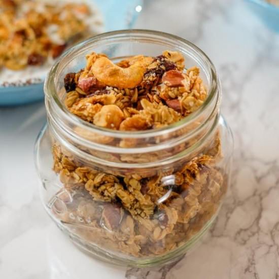 GRANOLA WITH CASHEW AND CARDAMOM