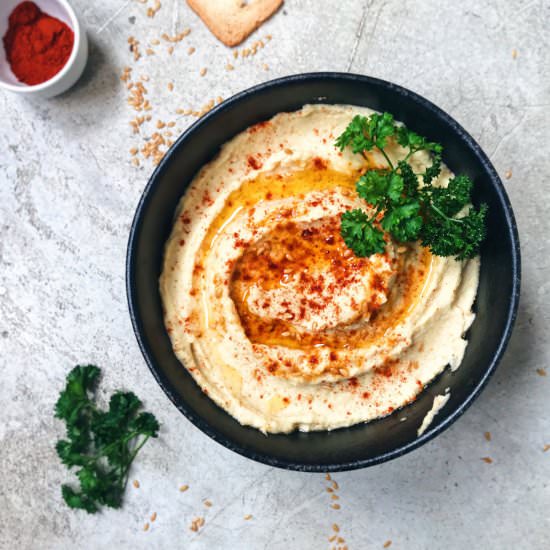 How is chickpea hummus prepared?