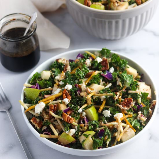Goat cheese, pear & kale salad
