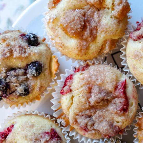 Fruit cheesecake streusel muffins