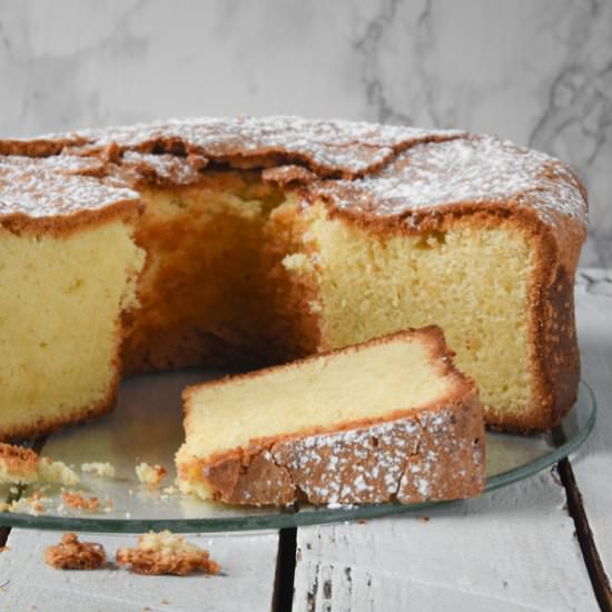 Sponge cake with crispy crust
