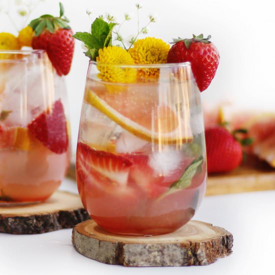 Grapefruit strawberry mint mojito