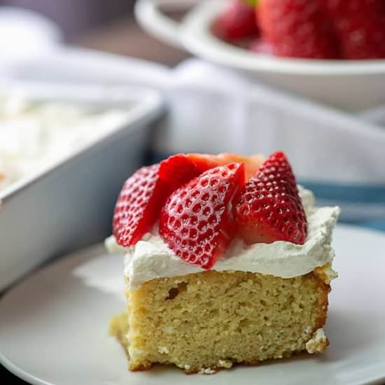 STRAWBERRY CREAM CAKE