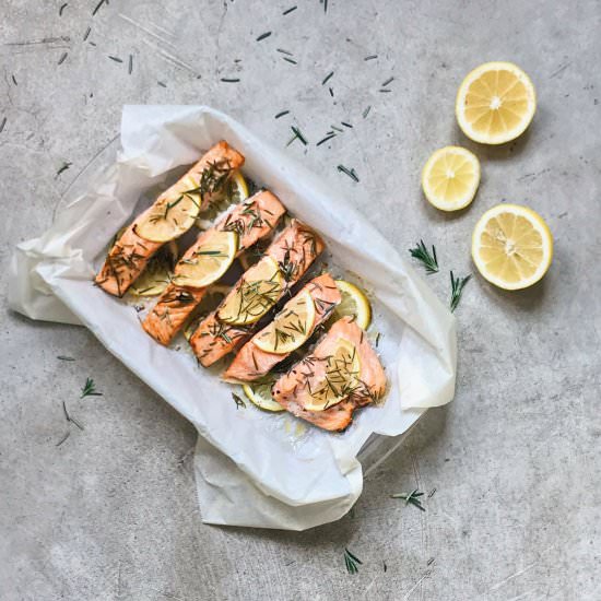 Baked salmon with lemon