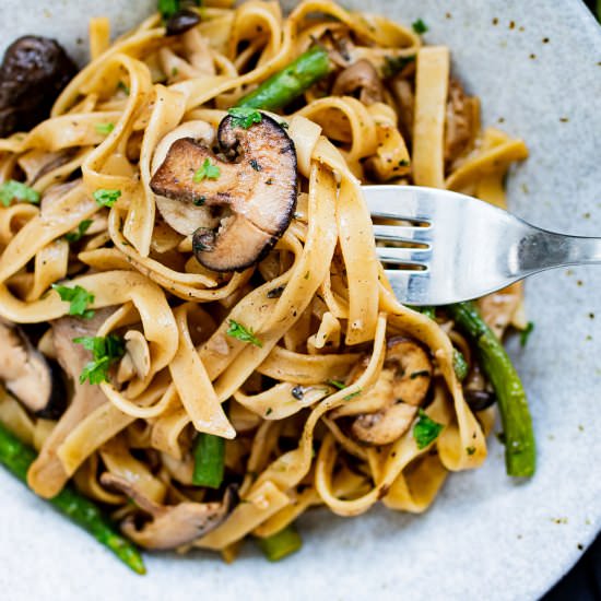 Garlic tagliatelle with mushrooms