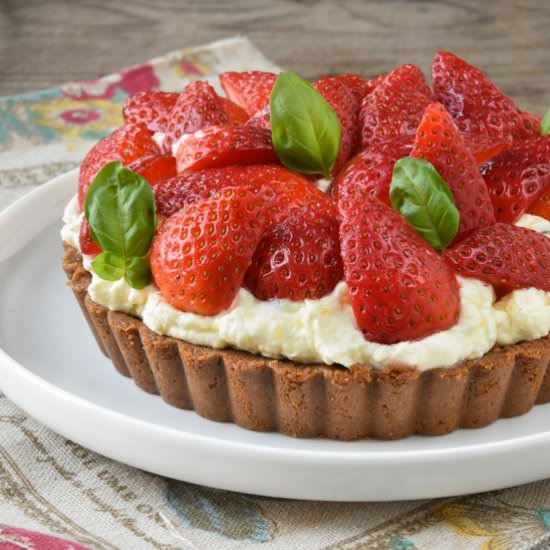 Strawberry cake with cream