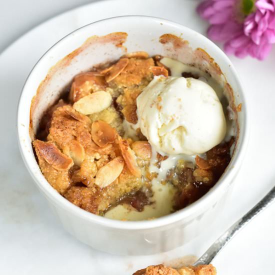 Rhubarb and almond crumble