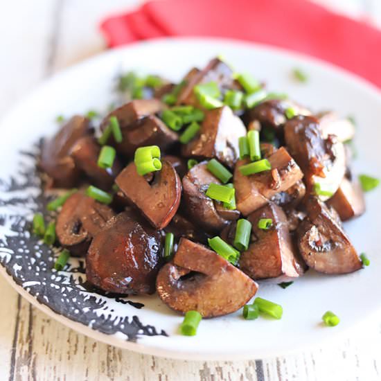 Red wine mushrooms with garlic