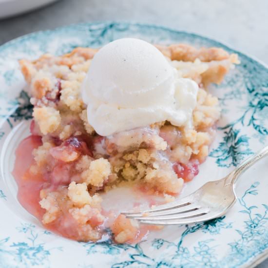 Strawberry Rhubarb Crumble Pie