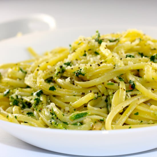 Linguine with parsley pesto
