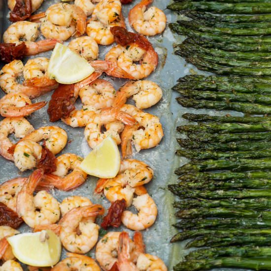 Shrimp with asparagus in the oven