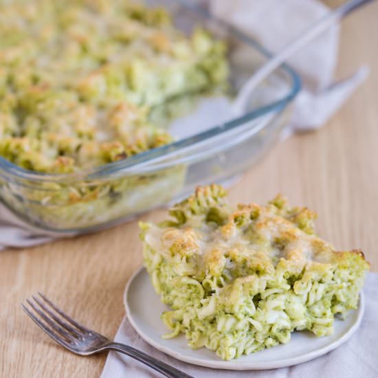 Broccoli pasta bake with mozzarella
