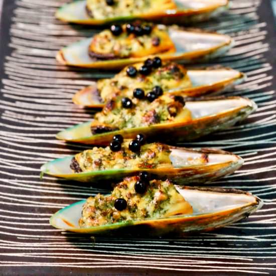 Mussels grilled with roast garlic