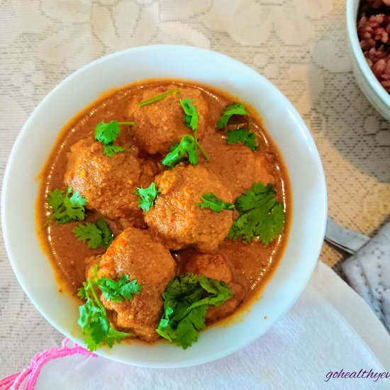 Chicken meatballs in curry
