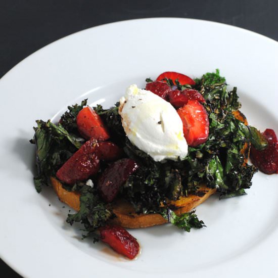 Grilled kale toast with berries