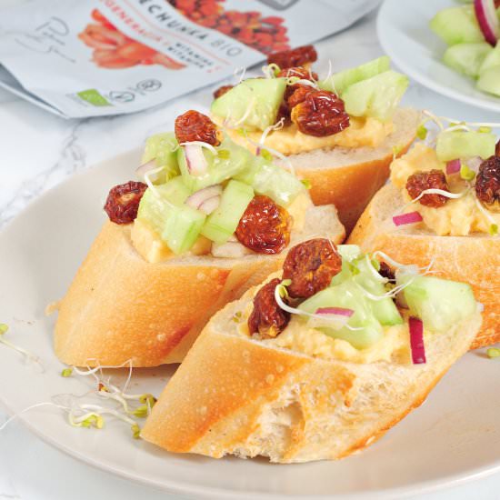 Bruschetta with hummus and physalis