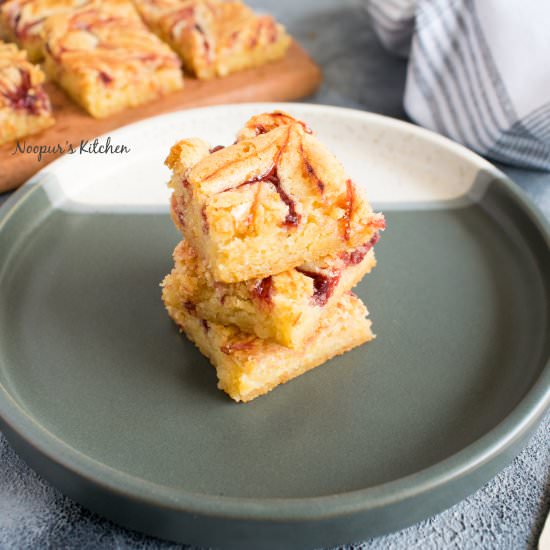 Strawberry blondies