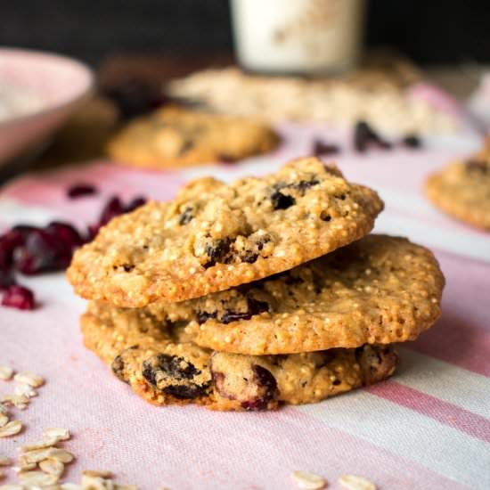 Crispy oats and raisin cookies