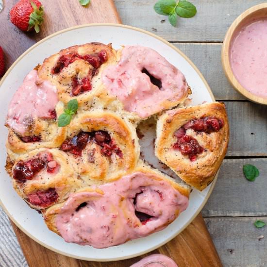 Strawberry cinnamon rolls