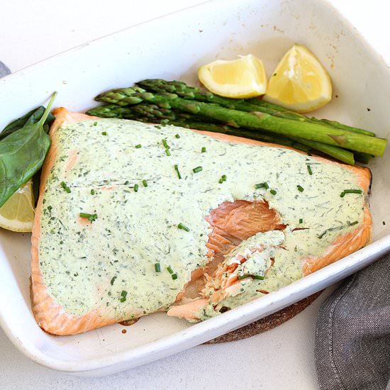 Baked salmon in herby yogurt sauce