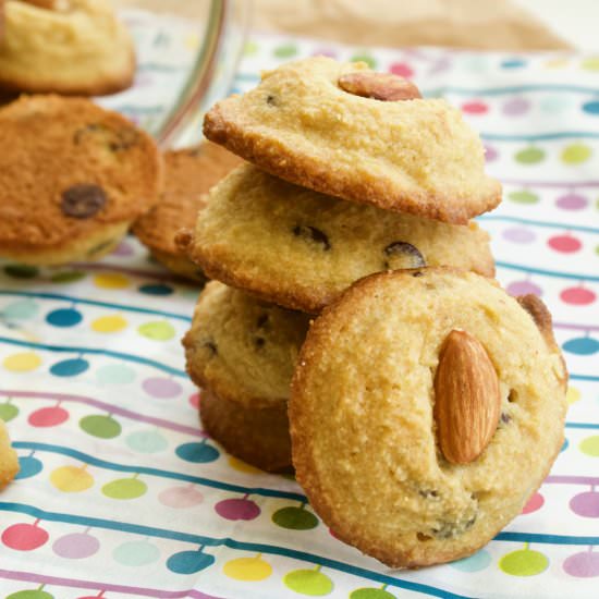 Keto almond chocolate chip cookies