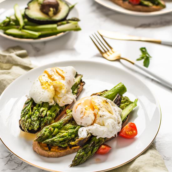 Sweet potatoe toasts with asparagus