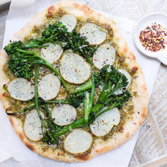 Arugula pesto pizza