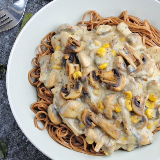 Pasta in vegan, creamy mushroom sau