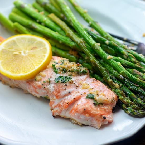 GARLIC BUTTER SALMON AND ASPARAGUS