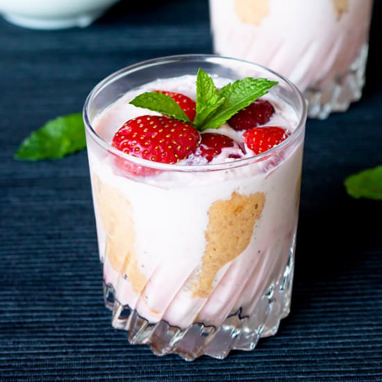 Individual Strawberry Charlotte Cak