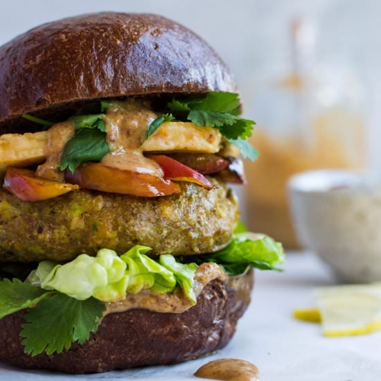 Veggie burgers with fried halloumi