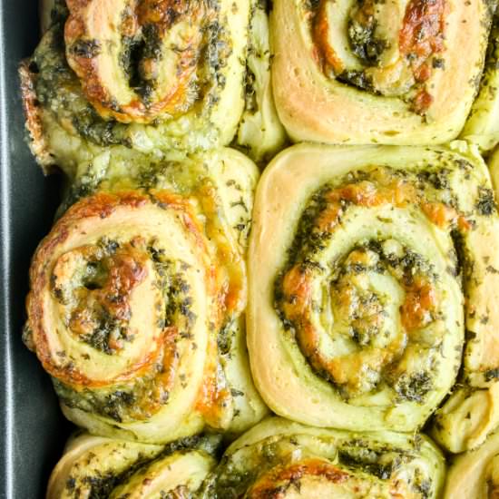 Pesto Mozzarella Rolls (Eggless)