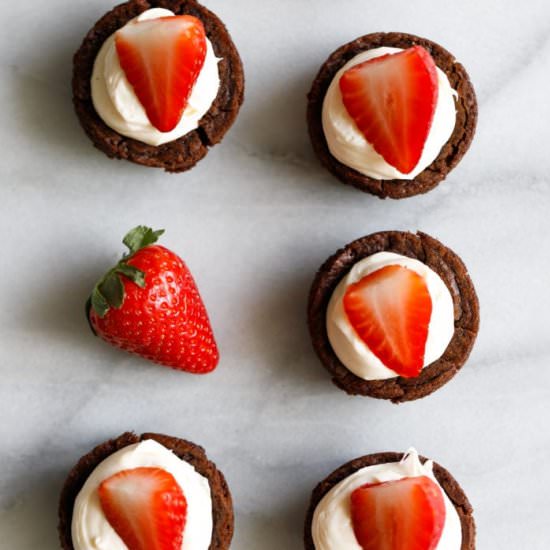 TUXEDO BROWNIE CUPS
