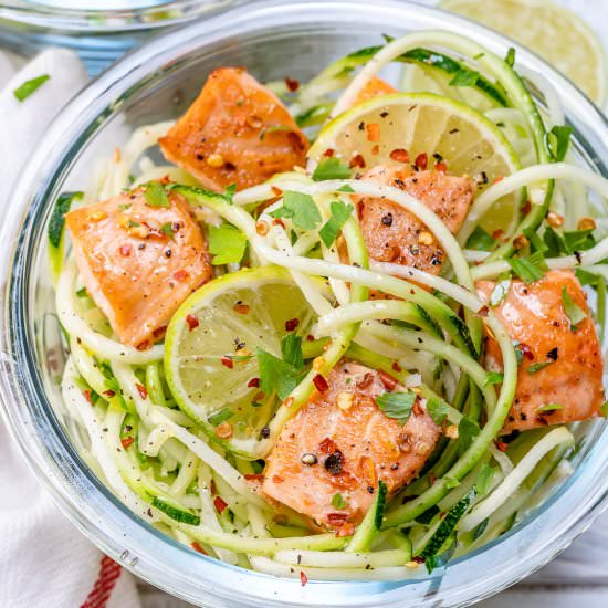 EASY CHILI SALMON ZUCCHINI NOODLES